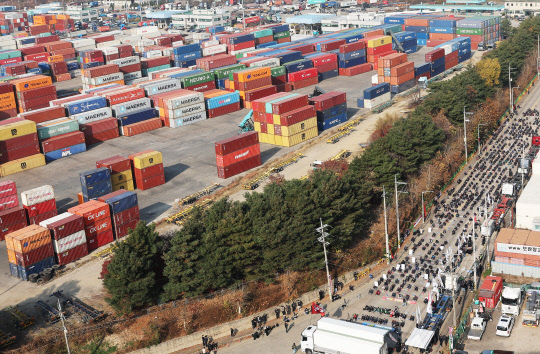 24일 경기도 의왕시 내륙컨테이너기지(ICD) 앞에서 열린 화물연대 서울경기지부 총파업 출정식에서 노조원들이 구호를 외치고 있다. 민주노총 공공운수노조 화물연대본부는 안전운임제 일몰제 폐지와 적용 차종·품목 확대 등을 요구하며 이날 0시부터 총파업에 돌입했다.  의왕=연합뉴스